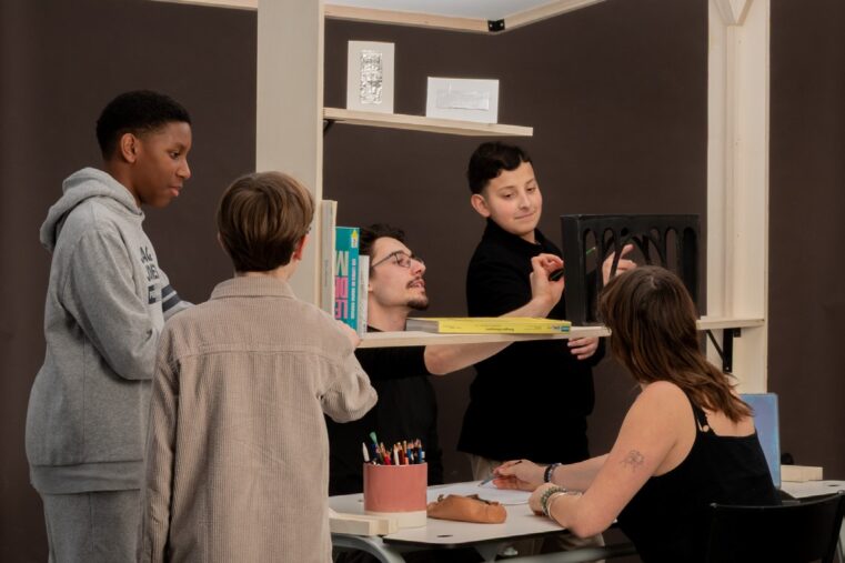 Scène d’échange autour d’une table illustrant une expérience d’hospitalité et de partage lors du projet Toponymie à EquipHotel 2026