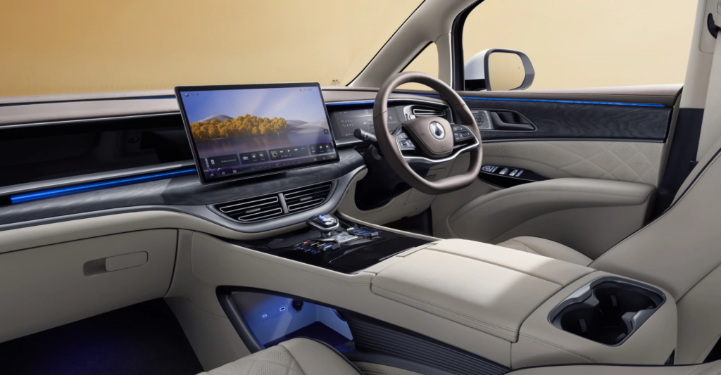 Intérieur du DENZA D9 DM-i avec écran central et habitacle premium connecté