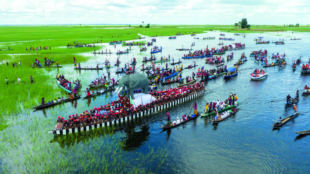 foule en pirogues lors d’un festival sur un fleuve en Zambie