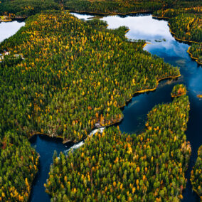 Vue aérienne de lacs et forêts au Québec pour un road trip au Canada
