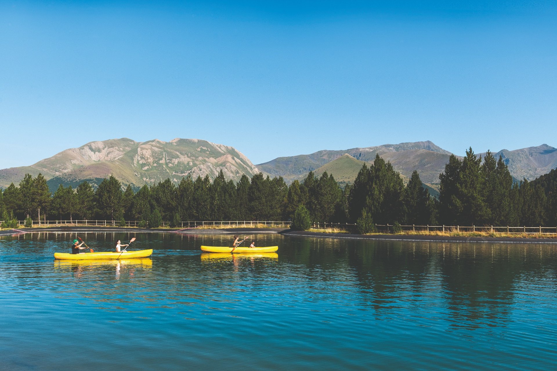 kayak sur un lac de montagne en Andorre avec vue sur les sommets
