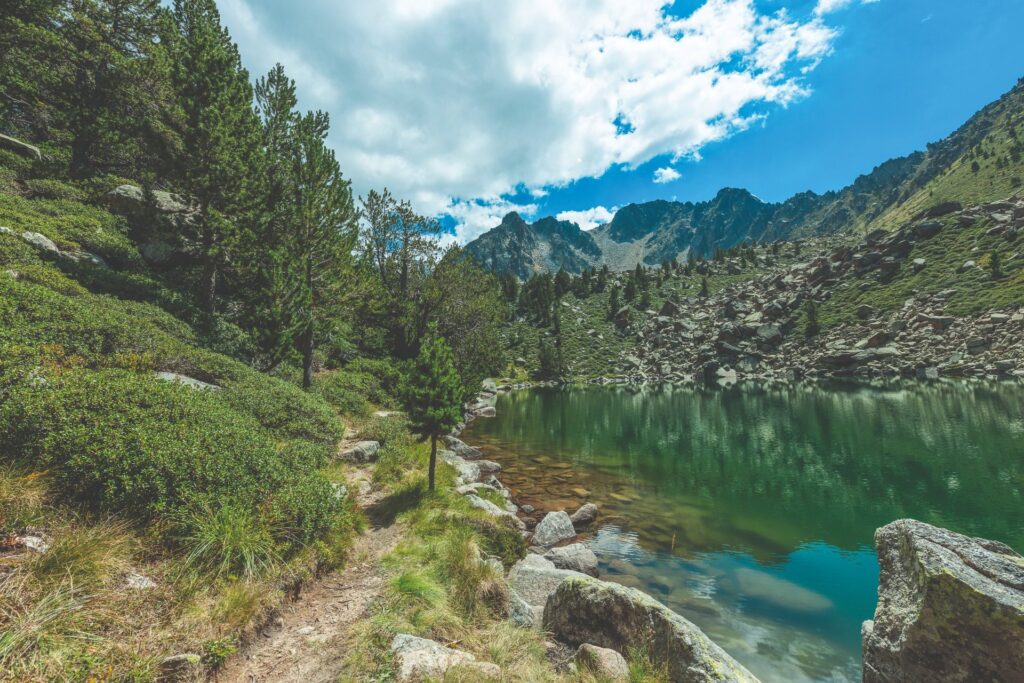 lac de montagne en Andorre entouré de rochers et de forêt