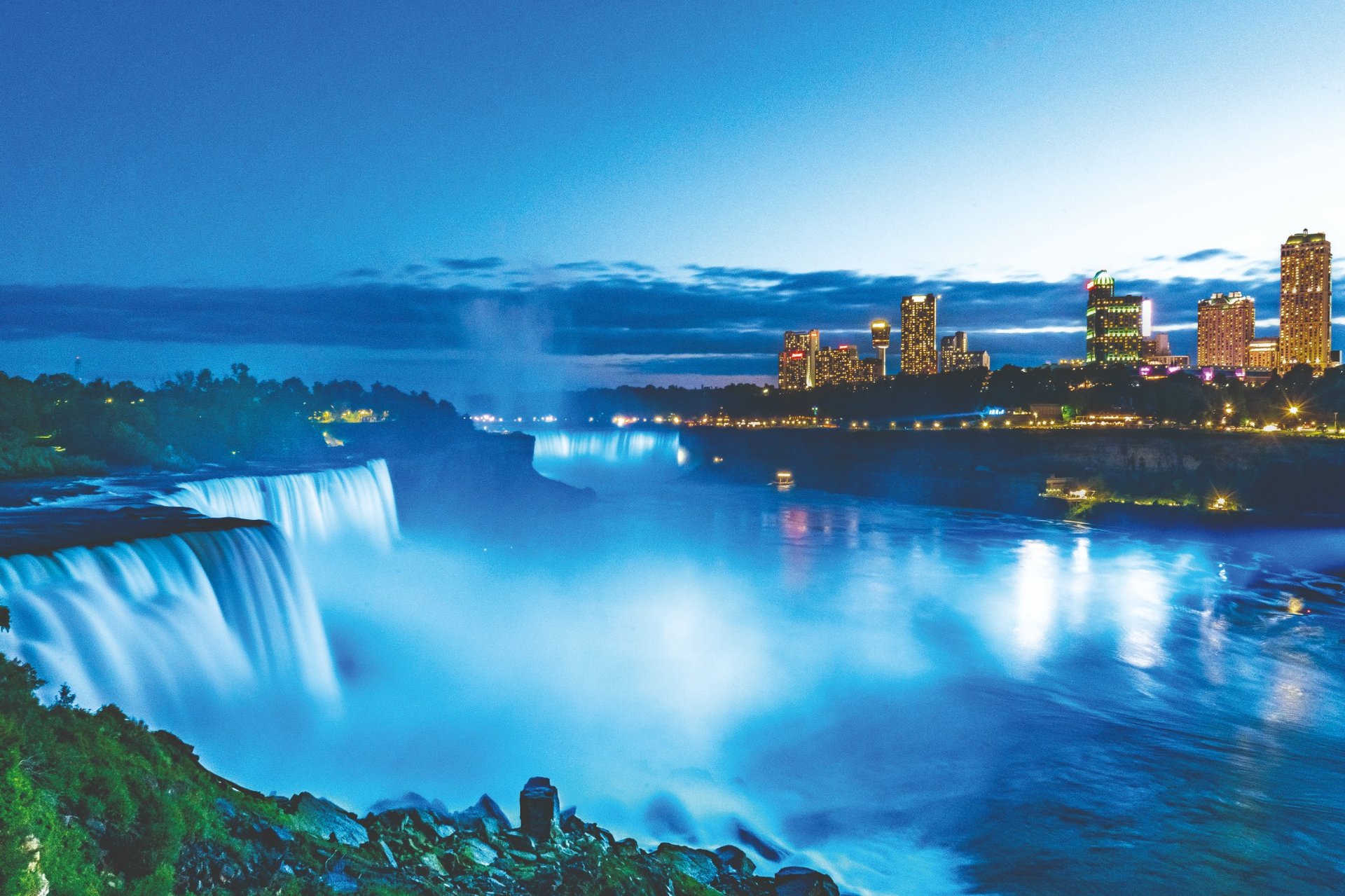 chutes du Niagara illuminees de nuit avec vue sur la ville