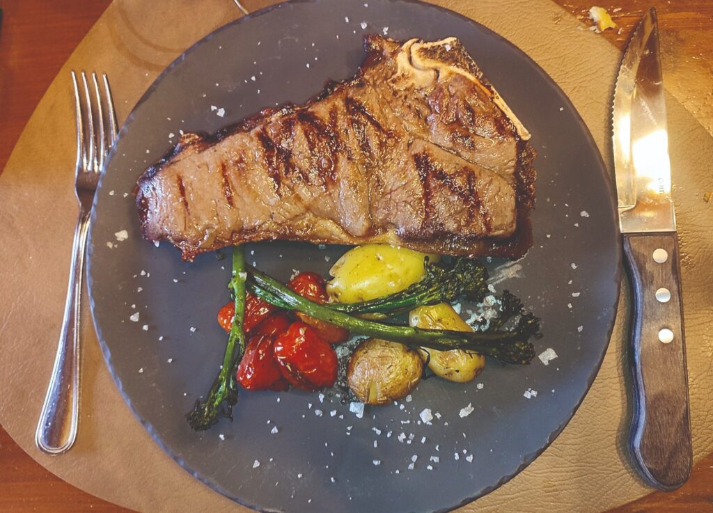 plat de viande grillée avec légumes au refuge de Pessons en Andorre