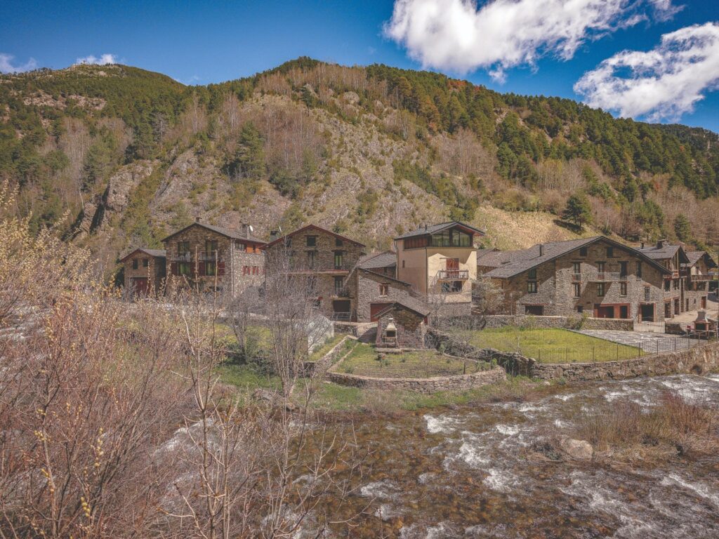 village traditionnel d’Ordino en Andorre avec maisons en pierre et rivière
