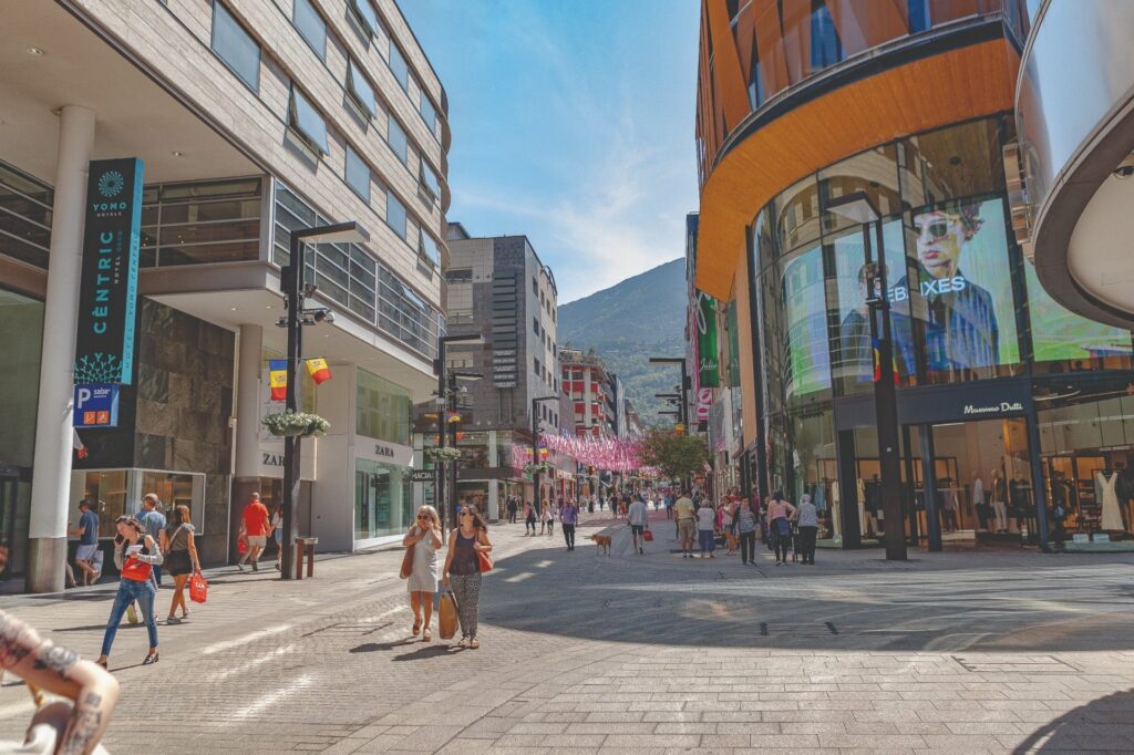 avenue commerçante d’Andorre-la-Vieille animée avec boutiques et passants