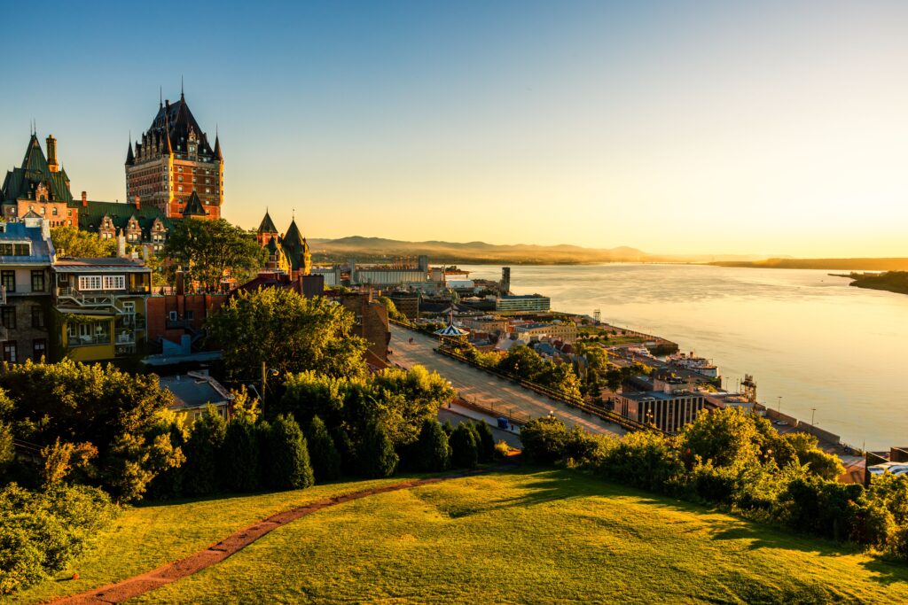 Vue sur le Château Frontenac et le fleuve Saint-Laurent à Québec au Canada