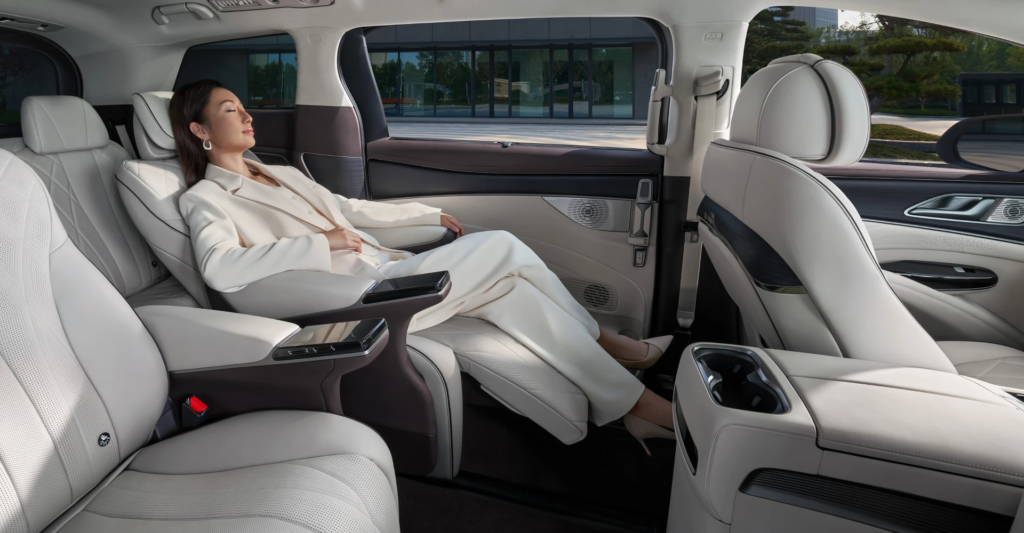 Sièges arrière zéro gravité du DENZA D9 DM-i avec fonction massage et position allongée