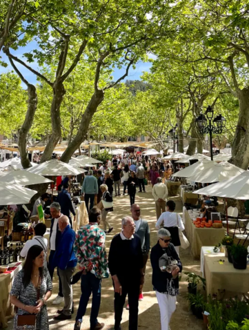 Marché de producteurs à Saint-Tropez sur la place des Lices lors de l’événement gastronomique