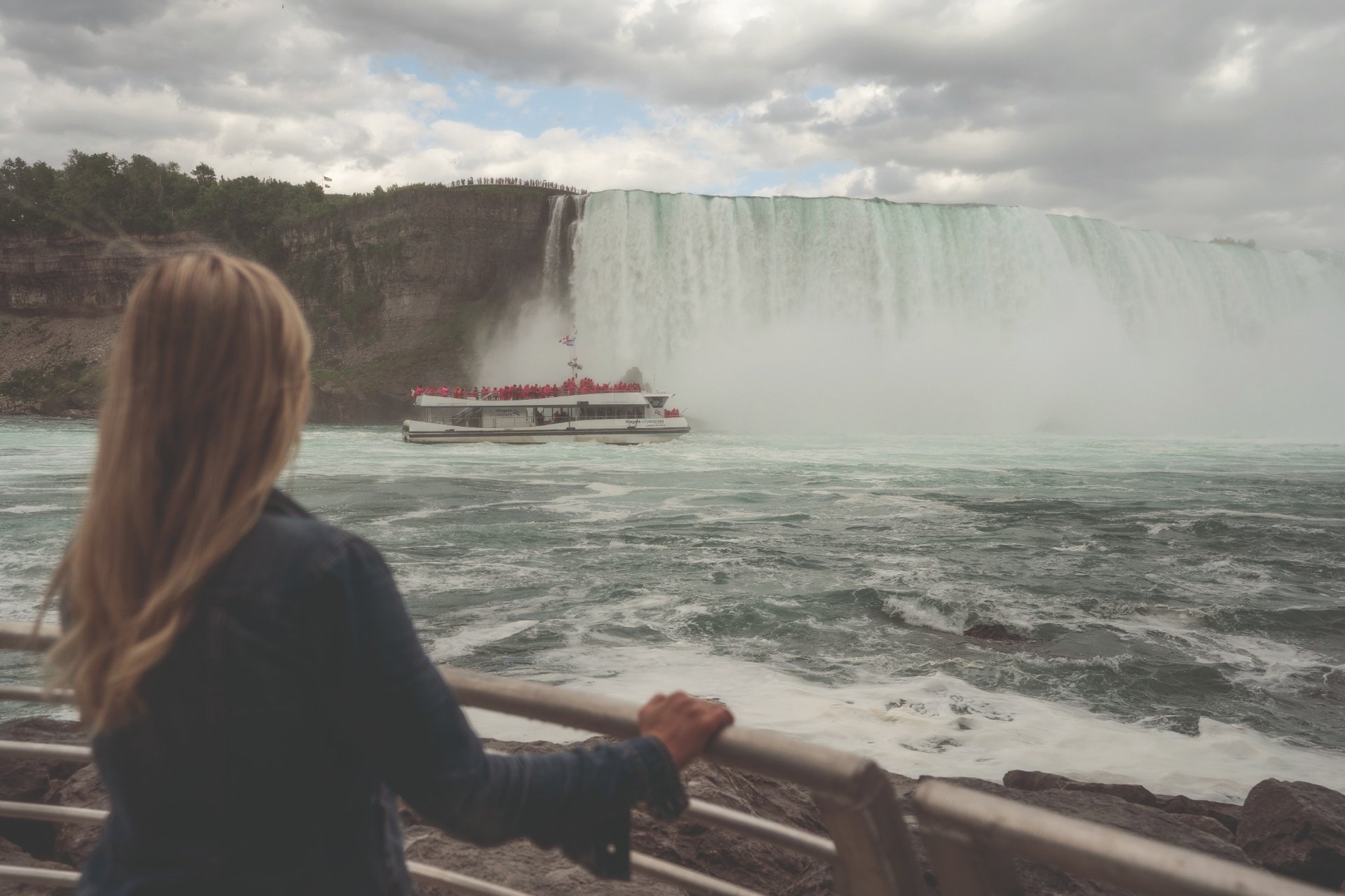 bateau touristique au pied des chutes du Niagara avec visiteurs en ponchos