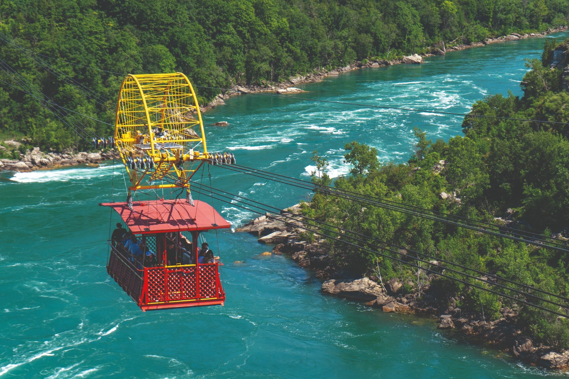 telepherique Whirlpool Aero Car au dessus de la riviere Niagara et des rapides