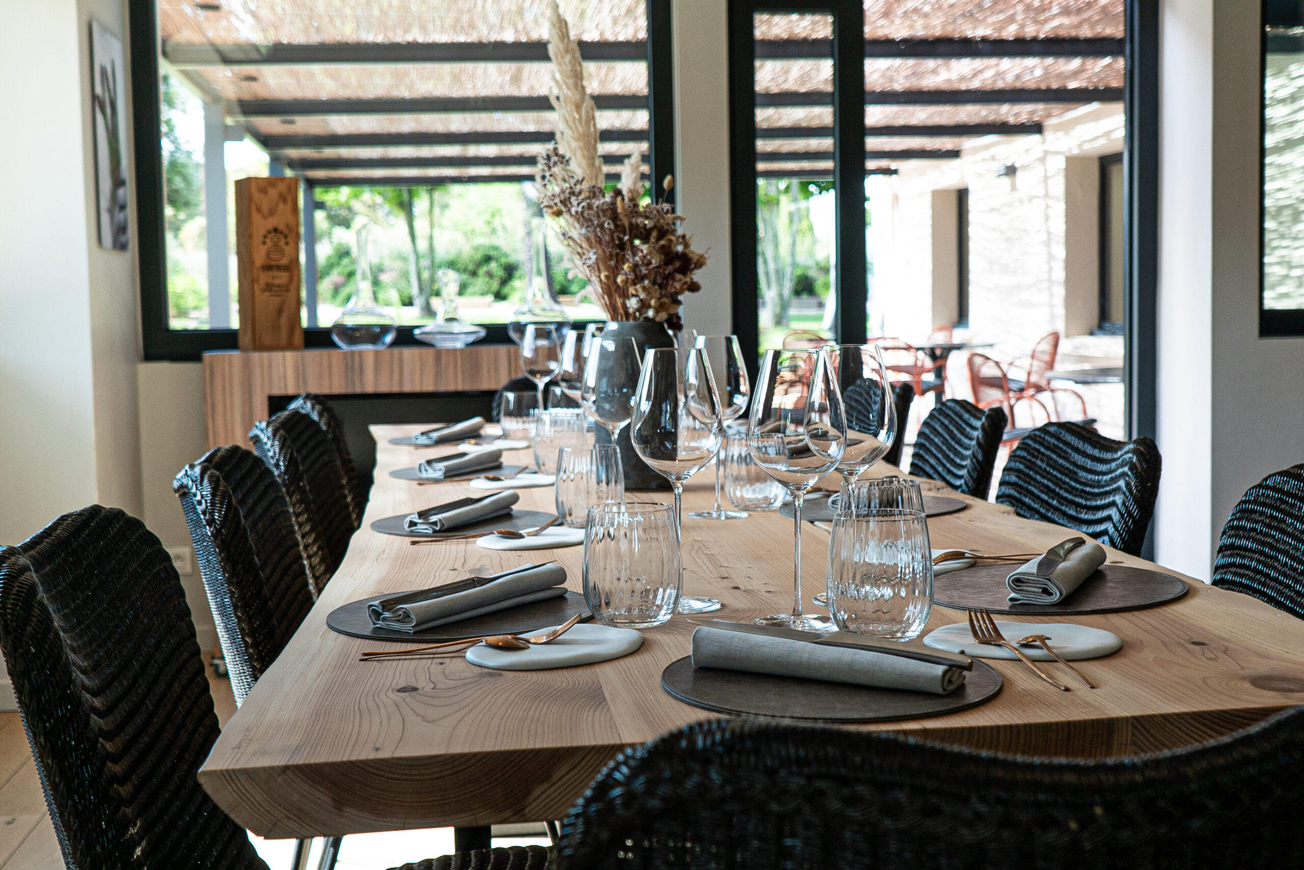 Table dressée du restaurant Le Mas Bottero en Provence, cadre gastronomique élégant