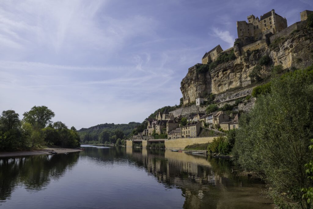 Village de La Roque-Gageac en Dordogne au bord de la rivière