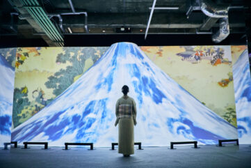 Visiteur face à une projection immersive du mont Fuji dans l’exposition Passion Japon à Paris.