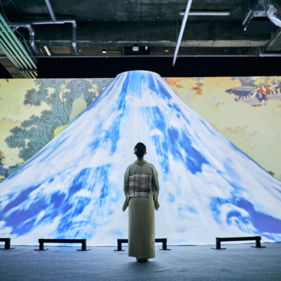 Visiteur face à une projection immersive du mont Fuji dans l’exposition Passion Japon à Paris.
