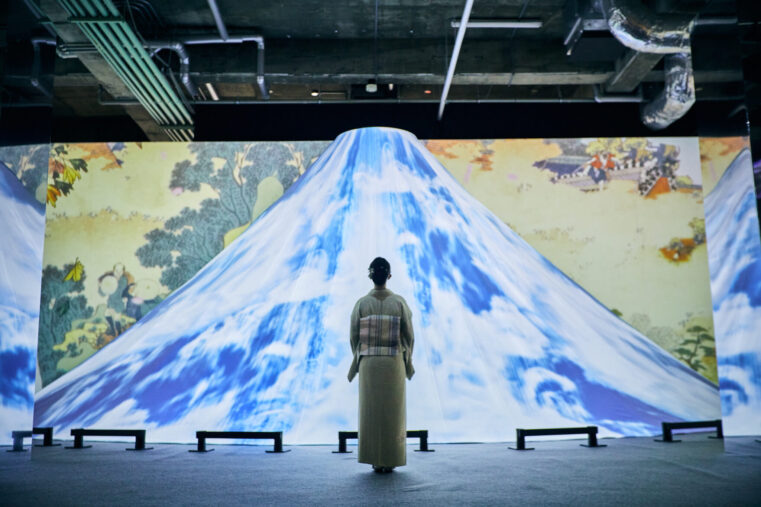 Visiteur face à une projection immersive du mont Fuji dans l’exposition Passion Japon à Paris.