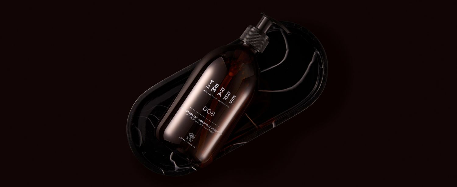 Flacon de soin Terre de Mars posé dans une coupelle noire sur fond sombre, dans une ambiance premium.
