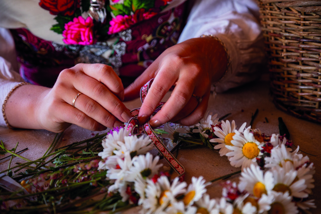 Fabrication d'une couronne de fleurs traditionnelle pour le Midsommar suédois