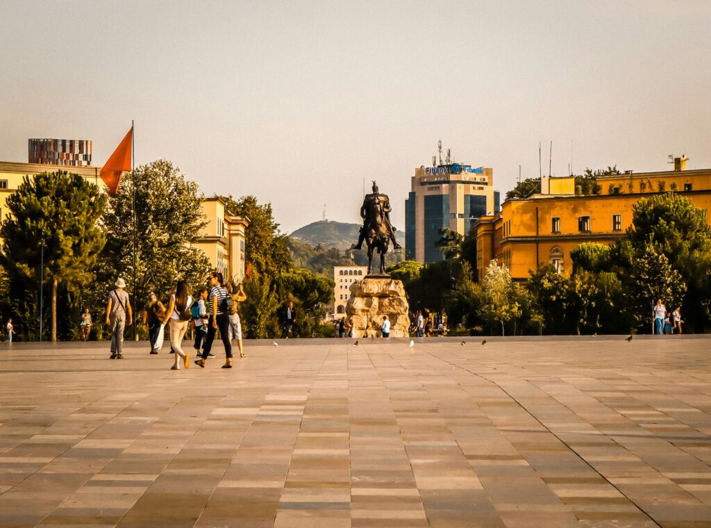 Place Skanderbeg à Tirana capitale de l'Albanie avec la statue équestre de Skanderbeg