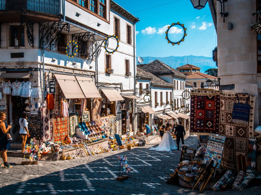 Bazar ottoman de Gjirokastër en Albanie avec ses boutiques d'artisanat et ses tapis traditionnels
