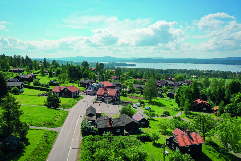 Village de Tällberg dans le Dalarna en Suède entouré de forêts et de lacs