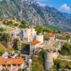 Château de Skanderbeg à Krujë en Albanie dominant la vallée et les montagnes