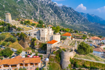 Château de Skanderbeg à Krujë en Albanie dominant la vallée et les montagnes