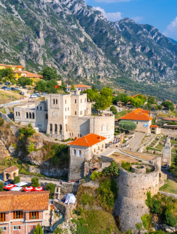 Château de Skanderbeg à Krujë en Albanie dominant la vallée et les montagnes