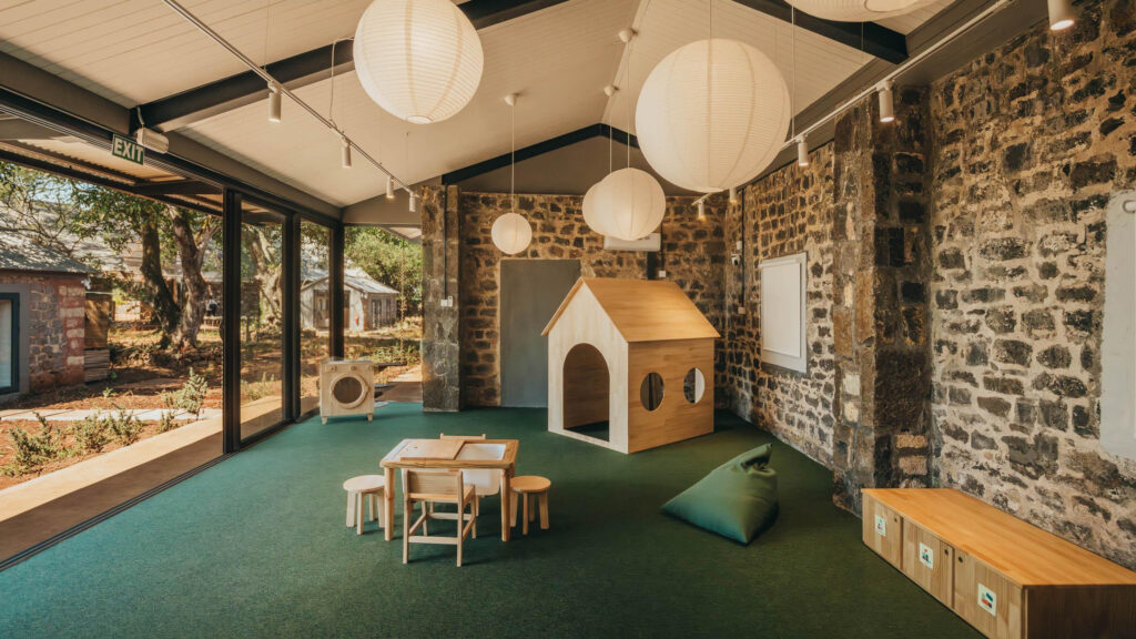 Espace de jeu intérieur avec cabane en bois pour les enfants, HEI Schools Mauritius