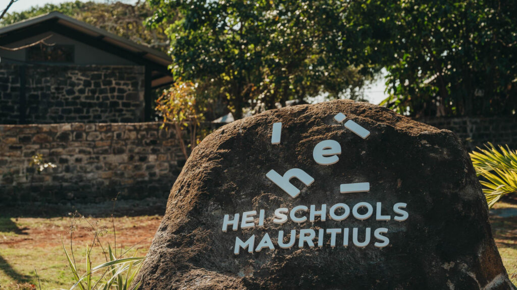 HEI Schools Mauritius au coucher du soleil, bâtiment en pierre restauré du domaine de Forbach