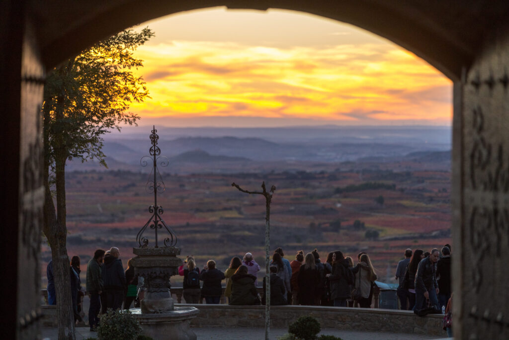 Coucher de soleil sur le vignoble depuis les remparts du village médiéval de Laguardia