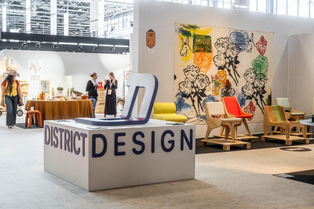 Stand Design District à Maison&Objet, avec mobilier artisanal et vannerie exposés
