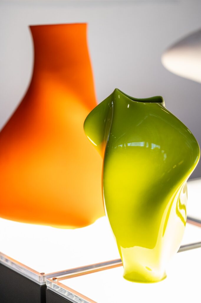 Vases aux formes organiques orange et vert, création design présentée à Maison&Objet