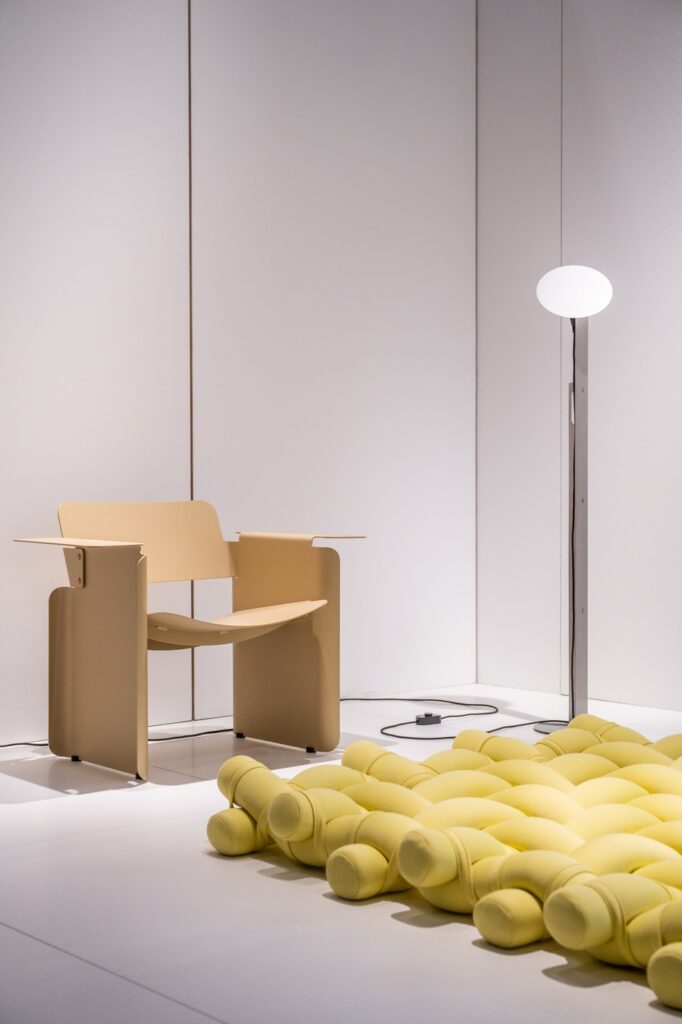 Fauteuil et pouf modulaire beige et jaune, pièce de mobilier design présentée à Maison&Objet