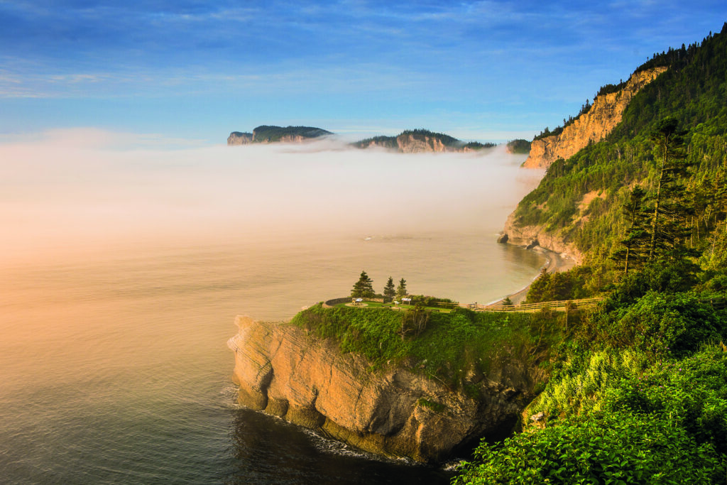 Falaises côtières et brume matinale en Gaspésie, au Québec