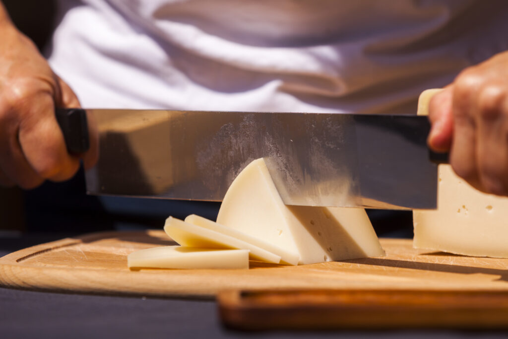 Découpe artisanale de fromage de brebis dans une fromagerie d'Aiaraldea, en Álava