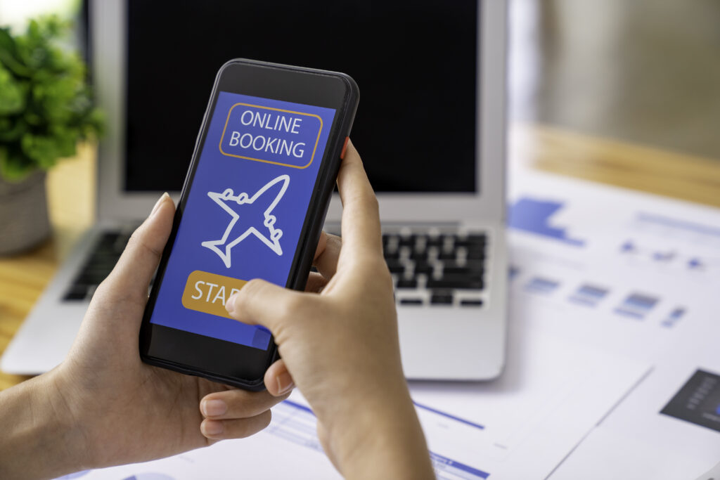 voyageur consultant réservation vol sur téléphone"