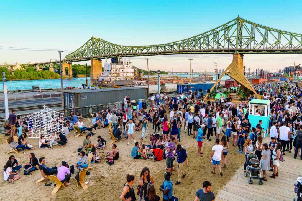 Plage du Village au Pied-du-Courant à Montréal, avec le pont Jacques-Cartier en arrière-plan