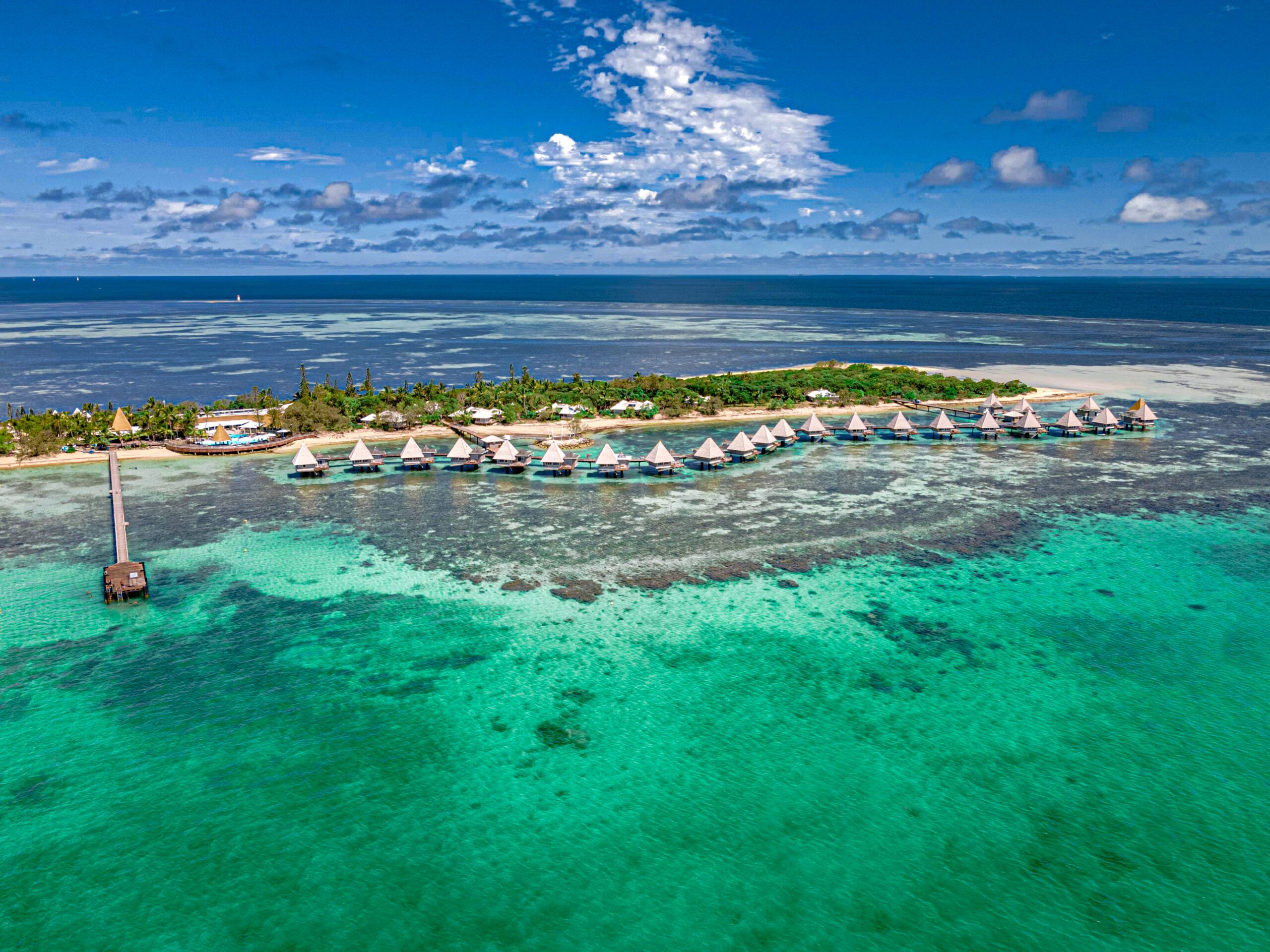 Vue aérienne du DoubleTree by Hilton Noumea Ilot Maître Resort au cœur du lagon