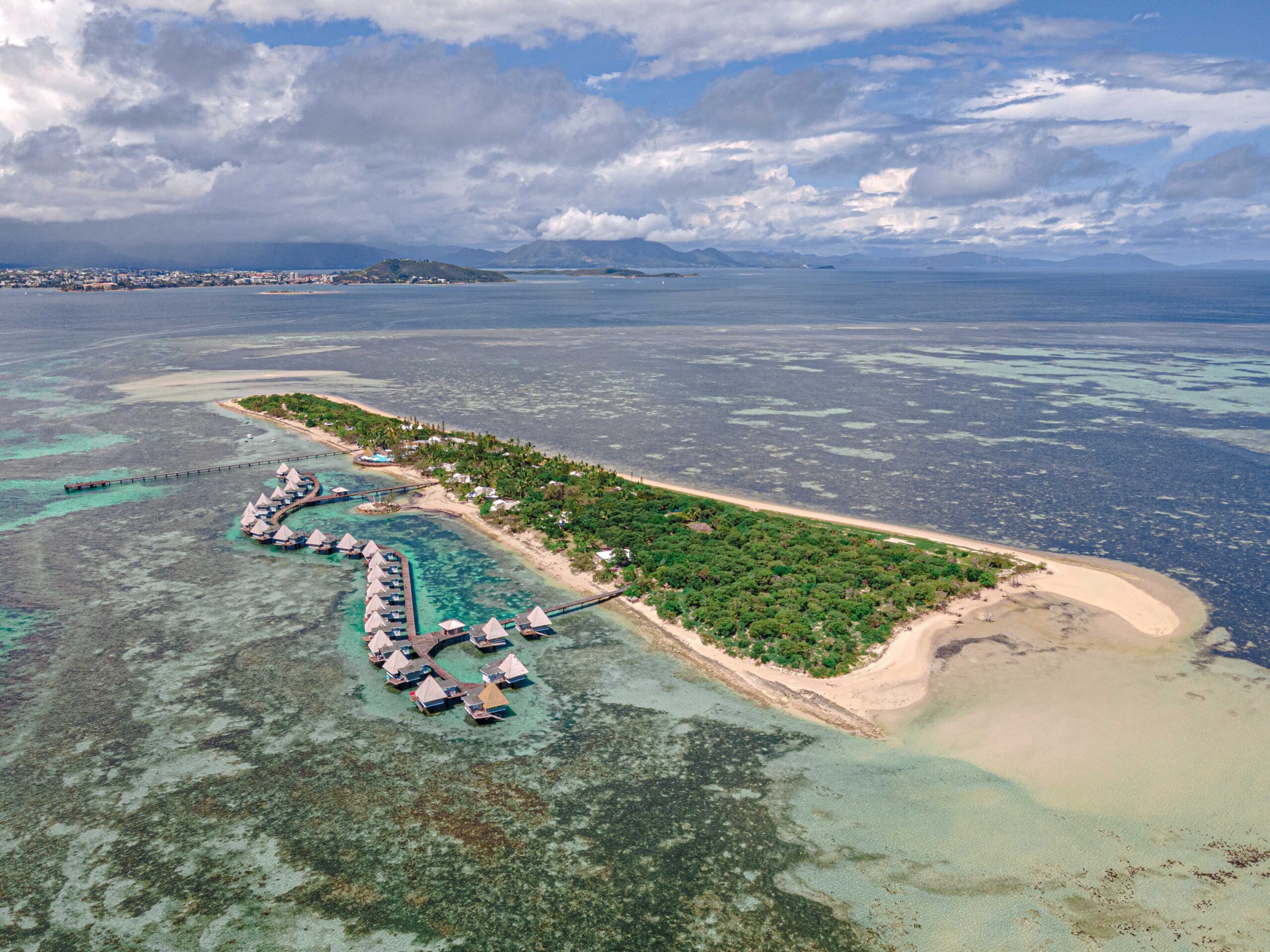 Vue aérienne de l’îlot Maître et des bungalows sur pilotis près de Nouméa