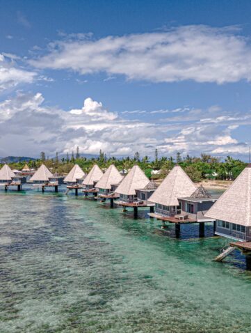 Bungalows sur pilotis du DoubleTree by Hilton Noumea Ilot Maître Resort dans le lagon calédonien