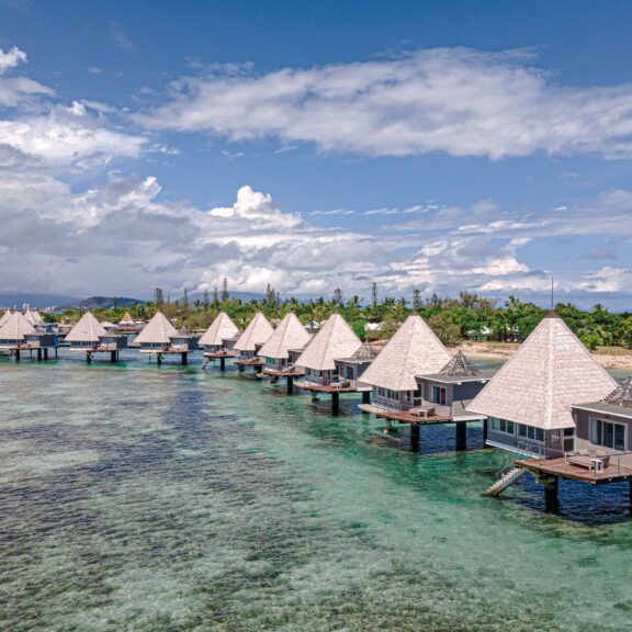 Bungalows sur pilotis du DoubleTree by Hilton Noumea Ilot Maître Resort dans le lagon calédonien