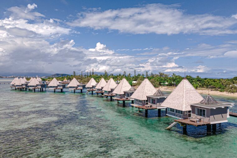 Bungalows sur pilotis du DoubleTree by Hilton Noumea Ilot Maître Resort dans le lagon calédonien