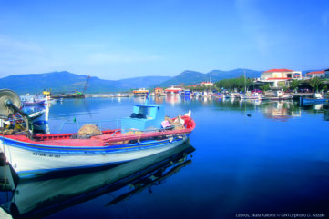 Bateaux colorés au port de Skala Kallonis, Lesbos, Grèce