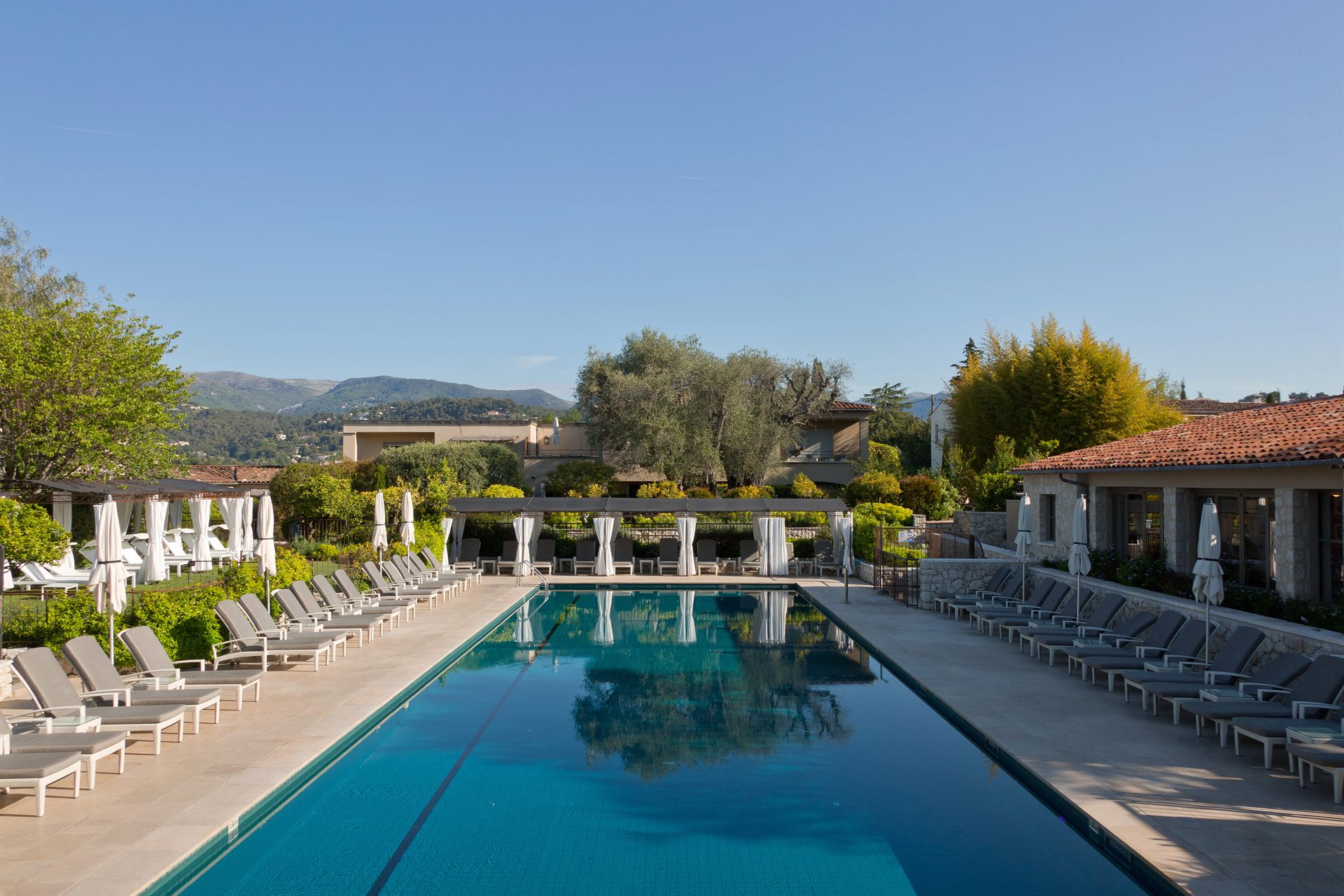 Piscine principale du Domaine du Mas de Pierre