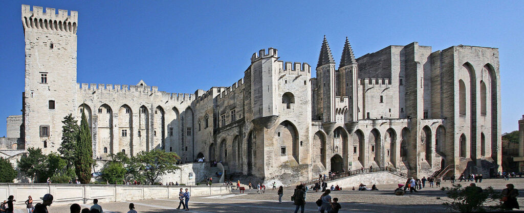 Façade du Palais des Papes à Avignon