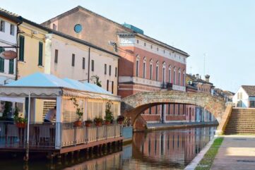 Canaux et maisons colorées du centre historique de Comacchio