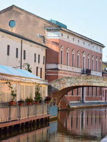 Canaux et maisons colorées du centre historique de Comacchio