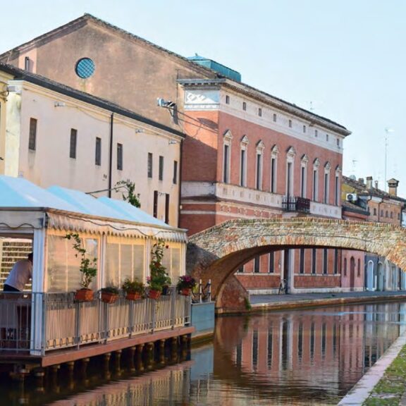 Canaux et maisons colorées du centre historique de Comacchio