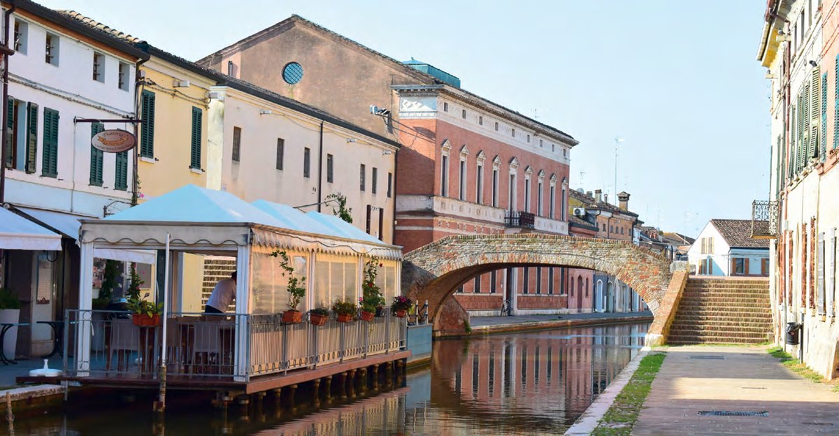 Canaux et maisons colorées du centre historique de Comacchio
